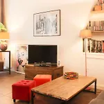 Bright And Practical Love Nest In Paris\'S Heart