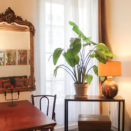 Bright And Practical Love Nest In Paris's Heart * Parigi