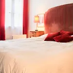 Bright And Practical Love Nest In Paris\'S Heart