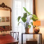 Bright And Practical Love Nest In Paris\'S Heart